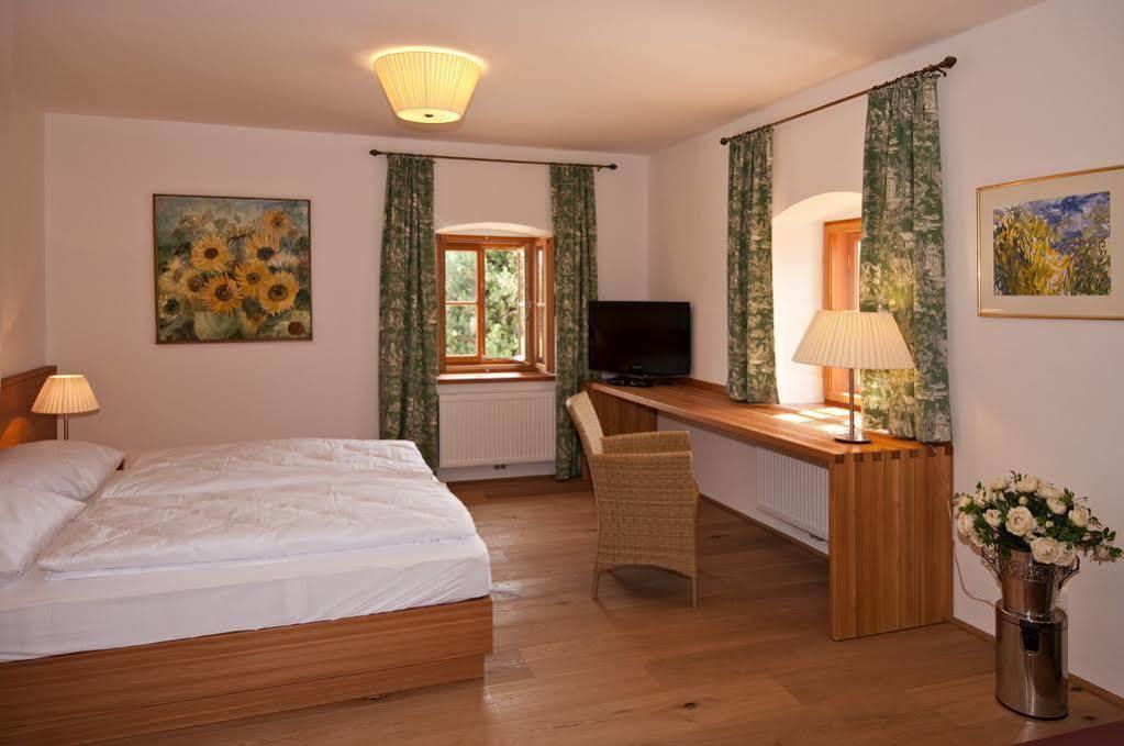 Gastehaus Schloss Bernau Affittacamere Fischlham Esterno foto